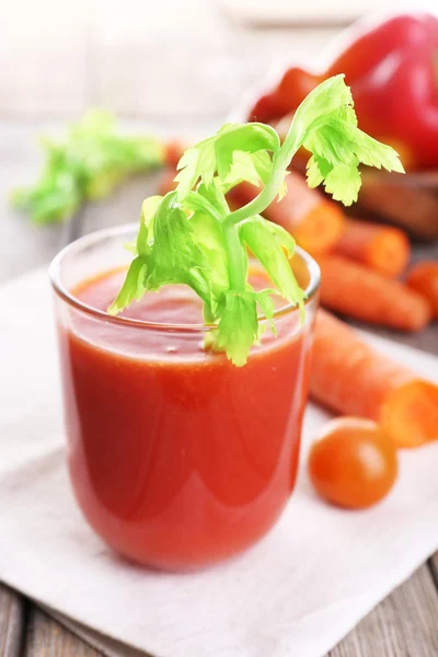 Vaso de jugo de tomate con verduras en la mesa de madera de cerca — Foto de Stock