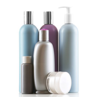 Beyaz arkaplanda izole edilmiş kozmetik şişeler