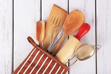 Mutfak eşyaları mitten ahşap arka plan üzerinde içinde dizi