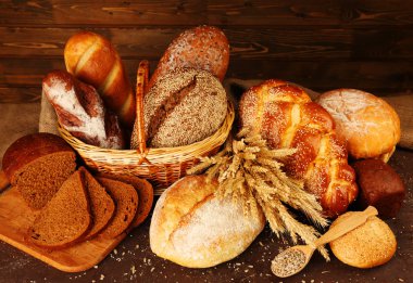 Farklı ekmek sepeti ahşap arka plan üzerinde kulakları ile