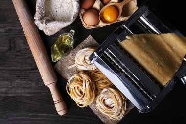 Metal pasta maker Makina ve makarna üzerine ahşap arka plan için malzemeler