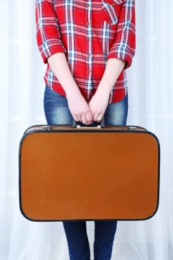 Eski çanta kumaş arka planda tutan kadın