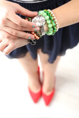 top görünümü şık bilezik ve saat el üzerinde