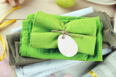 Paskalya süsleri renk ahşap arka plan üzerinde peçeteyle