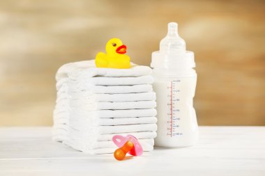 Gri arkaplanda bebek aksesuarları