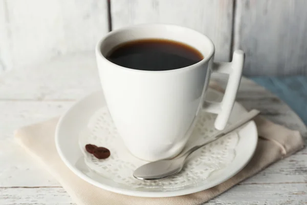 Kopje koffie met bonen op een rustieke houten achtergrond kleur — Stockfoto