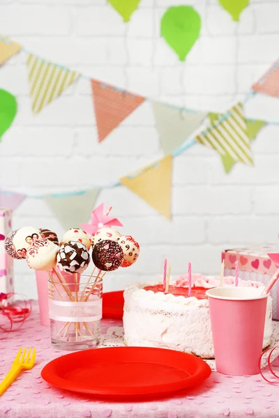 Mesa de aniversário preparada para festa de crianças — Fotografia de Stock