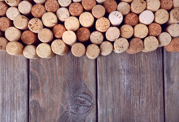 Corchos de vino sobre fondo rústico de tablones de madera — Foto de Stock