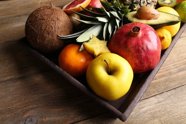 Obstsortiment auf Holztisch — Stockfoto