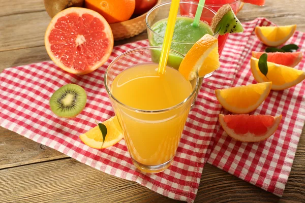鲜榨果汁用木制的桌子上的水果 — 图库照片