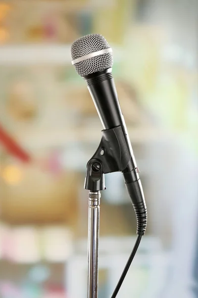 Mikrofon na stojan na světlé pozadí — Stock fotografie