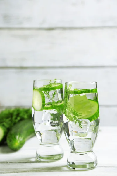 Gläser mit frischem Bio-Gurkenwasser auf Holztisch — Stockfoto