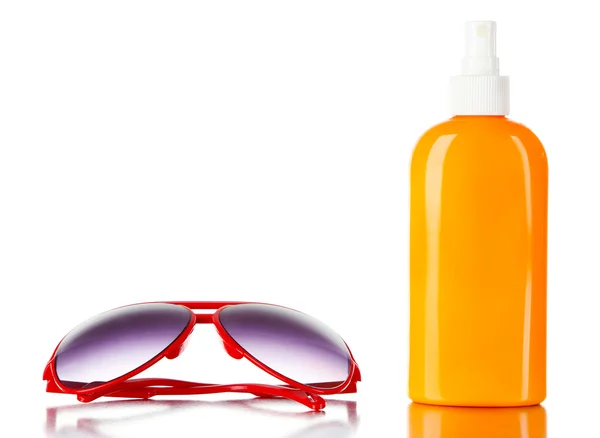Láhev opalovací krém, sluneční brýle, izolované na bílém — Stock fotografie