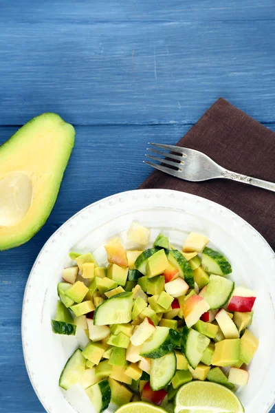 Salada com maçã e abacate na tigela na mesa close-up — Fotografia de Stock