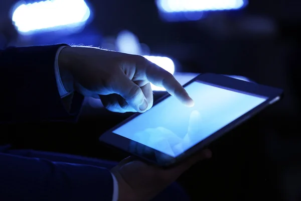 Чоловіча рука торкається екрана планшета крупним планом — стокове фото
