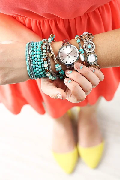 Стильні браслети і годинник на жіночій руці вид зверху — стокове фото