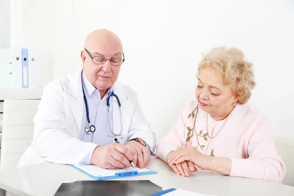 Doctor and patient in hospital clinic — Stock Photo, Image