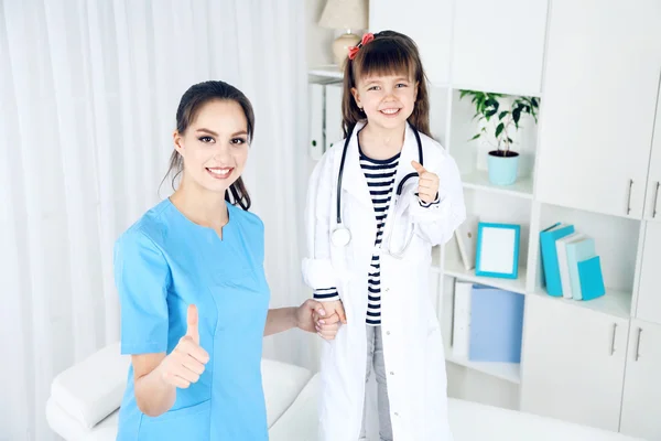 Menina e jovem médico no hospital — Fotografia de Stock