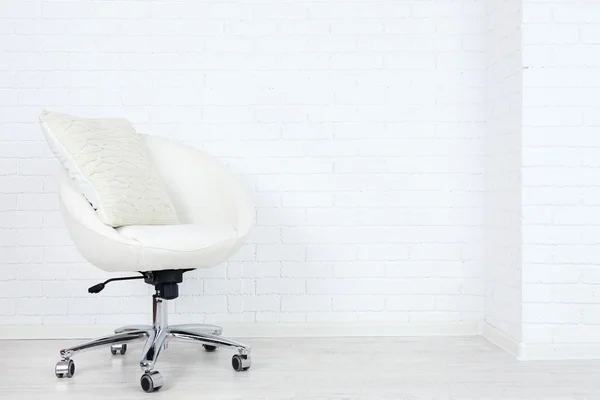 Moderner Stuhl mit Kissen auf weißem Backsteinhintergrund — Stockfoto
