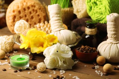 Kaplıca tedavisi ahşap masa arka plan üzerinde bileşimi