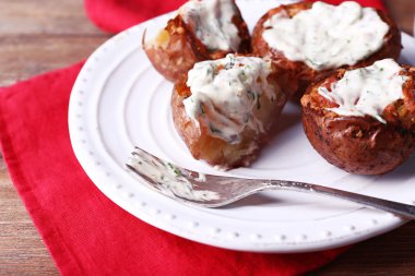 Fırında patates mantar ve sos plaka tablo üzerinde kapat