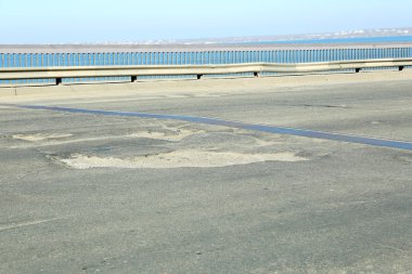Çukurları olan çok kaliteli bir yol.