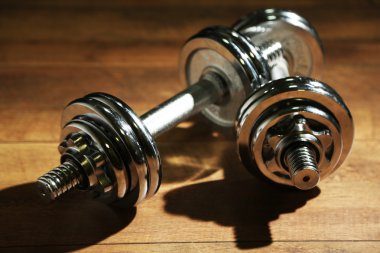 Koyu arka plan üzerinde ahşap zemin üzerinde halter