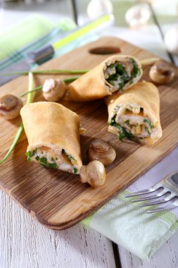 Krem ve ahşap masa, closeup mantarlı krep