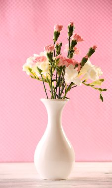 Güzel bahar çiçekleri pembe bir arka plan üzerinde