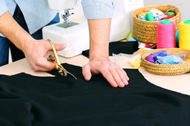 Erkek terzi kumaş tablo yakın çekim kesmek.