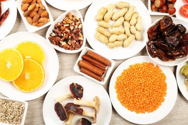 farklı ürünler üzerinde daireler ahşap tablo, üstten görünüm