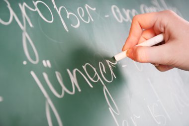 Öğretmen el yazı tahtası arka plan dilbilgisi cümleler yazma