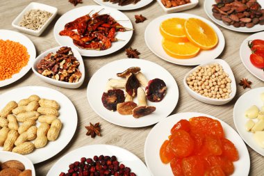 farklı ürünler üzerinde daireler ahşap tablo, üstten görünüm