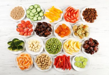 farklı ürünler üzerinde daireler ahşap tablo, üstten görünüm