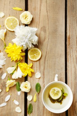 ahşap zemin üzerine güzel çiçekler ile bitkisel çay