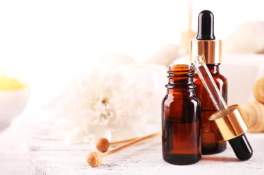 Spa damlalıklı şişeler özü üzerinde ahşap masa, closeup ile