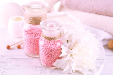 ahşap masa, closeup üzerinde renk spa deniz tuzu ile cam şişe