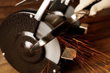 Bıçak Bileyici ve ahşap masa, closeup üzerinde bıçak el