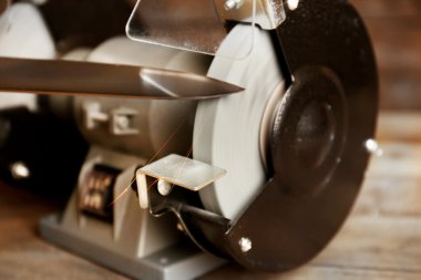 ahşap masa, closeup üzerinde bıçak kalemtıraş