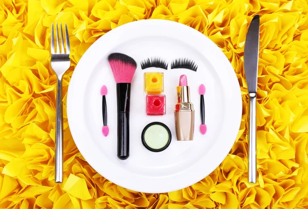 Makeup accessories on plate on colorful background — Stock Photo, Image