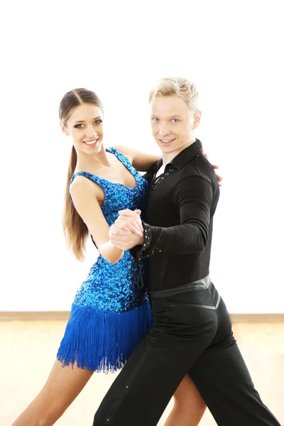 Casal bonito na dança de salão ativa, dentro de casa — Fotografia de Stock