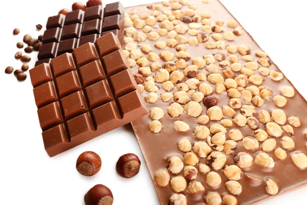 Шоколадні батончики з лісовими горіхами та кавовими зернами крупним планом — стокове фото