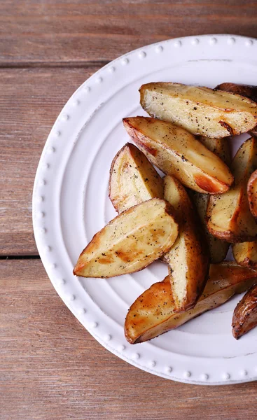 Batatas assadas em patê na mesa de madeira — Fotografia de Stock