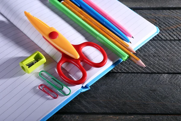 Kleurrijke briefpapier op houten tafel, close-up — Stockfoto