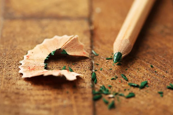 Houten kleur potlood met verscherping krullen op houten tafel — Stockfoto