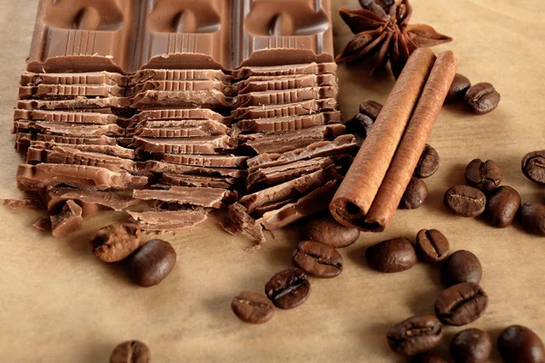 Parşömen, closeup üzerine kıyılmış çikolata — Stok fotoğraf
