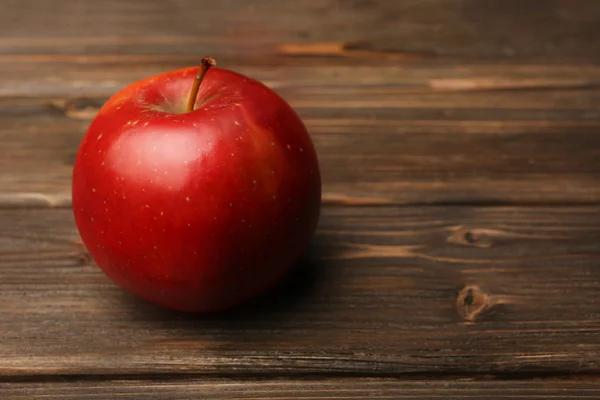 Jabłko na drewnianym tle — Zdjęcie stockowe
