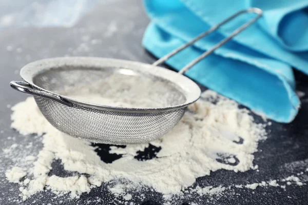 Menyaring tepung melalui saringan di atas meja kayu, menutup — Stok Foto