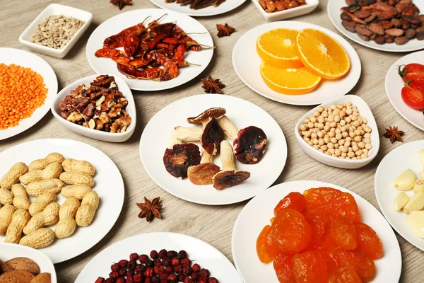 farklı ürünler üzerinde daireler ahşap tablo, üstten görünüm