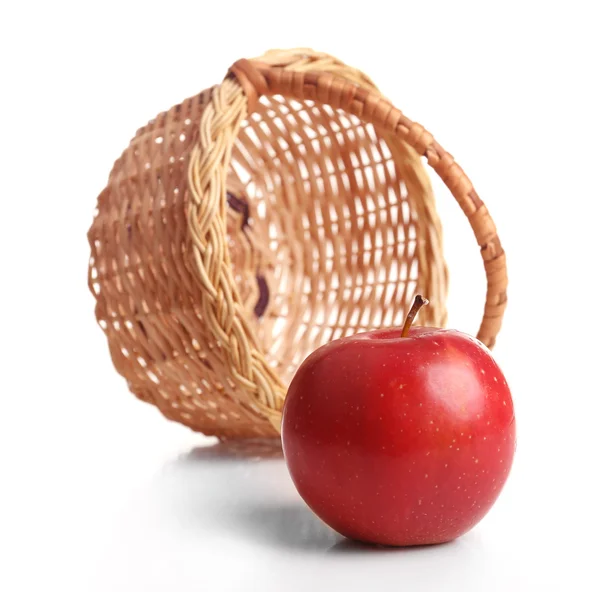 Cesta de manzana y mimbre aislada en blanco —  Fotos de Stock